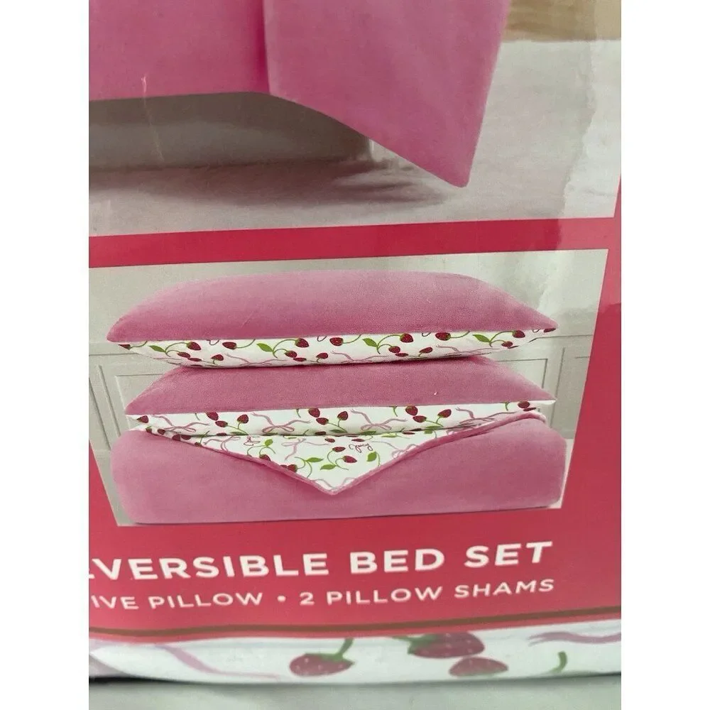 4 Pc Juicy Couture QUEEN Reversible Comforter Set Plush Pink Strawberries & Bows